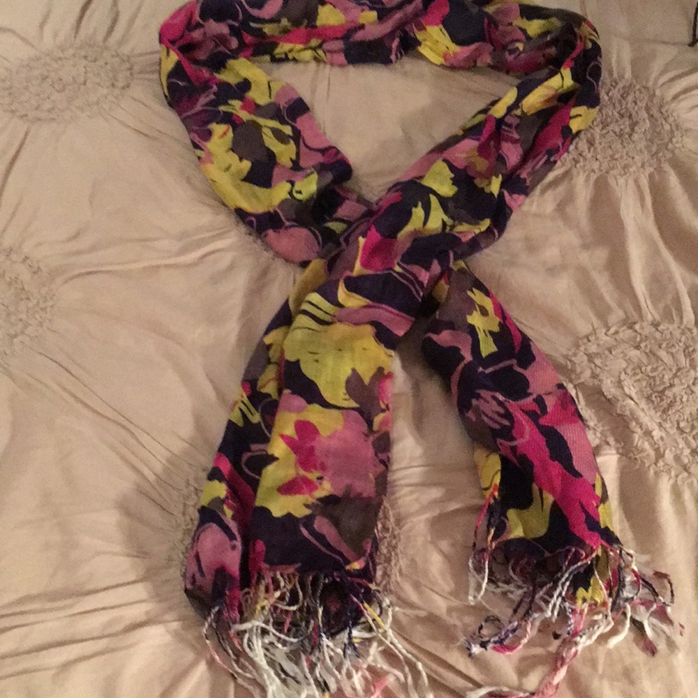 Flowered lightweight  scarf with fringe